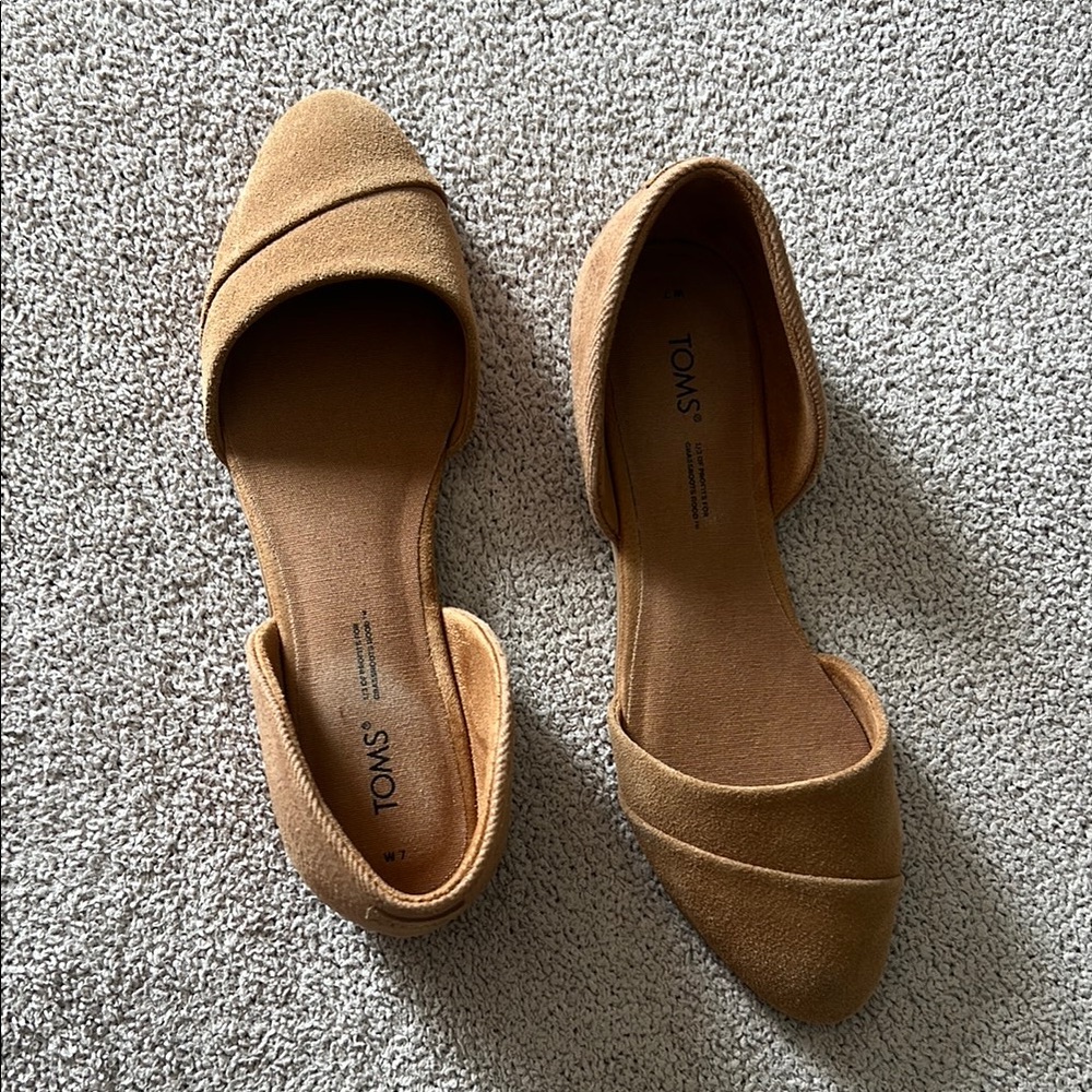 TOMS  - Women's Tan Suede Ballet Flats - Size 7